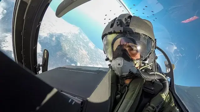 Helmet Canggih Pilot Jet Tempur